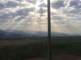 Morning Glow Lodge، فندق في تيلافي