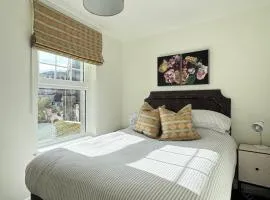 Convenient 1-Bed Apartment, Close to Beach & Shops