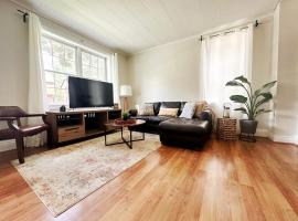 Hidden Gem Steps From River, Restos, Cafés, Parks, хотел в Уиндзор