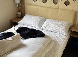 Space for 8 by the beach with pools and entertainment, hotell i Leysdown-on-Sea