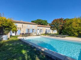 Luxueuse Maison Avec Piscine: Cravans şehrinde bir otel