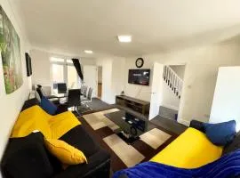 4-Bedroom House in Leyton near Stratford with 3 Bathrooms, Garden, Parking & WiFi