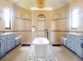 Spacious House with Pool and BBQ