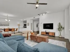 HEB703 Modern & Chic 2 Bedroom Condo Downtown Fort Worth, Free Parking, Walk to Convention Center