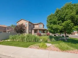 Juniper I Large Cozy Home, Jetted Tub, Covered Deck, Snuggle Couches Smart Tv