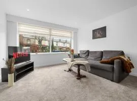 Modern 2BR Near Manchester Sleeps 6 ,Parking , Free WiFi in Middleton Ideal for Work Stays and Relaxation