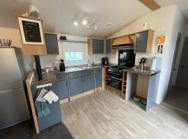 6 Rannoch, lovely holiday static caravan for dogs & their owners., Hotel in Forfar