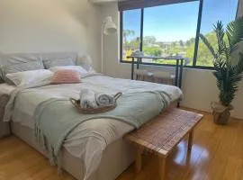 Sunlit Minimal 3 aircon rooms Bayswater Central City & Airport 5-6 guests