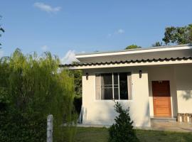 The Willow House 1BR and kitchen near Hinkong beach – hotel w mieście Wok Tum