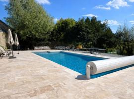 Charming house with pool Morvan Burgundy, Hotel in Poil