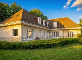 ImaginaSoi - Le Gîte - Maison de Maître très spacieuse avec parc - idéal groupe, Hotel in Dunières