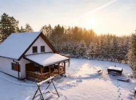Domek z kominkiem nad jeziorem z jacuzzi ogrodowym