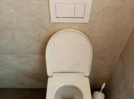 Supermodernes Appartment mit Küche, Kingsize Boxspringbett und Parkplatz