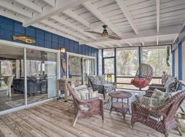 Riverfront Cabin w Screened Patio and Fire Pit, hotel u gradu Bushnell