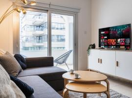 Classy 2BR Central Café Suite Strovolos, hotel din Strovolos