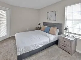 Modern Comfort w Balcony, Kitchen & WiFi