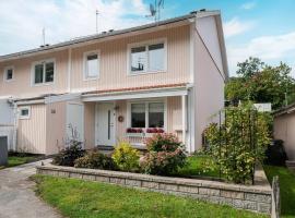 Charming lakeside townhouse with outdoor hot tub, hotel a Huddinge