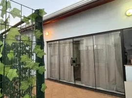 Casinha com ar, cozinha, garagem, entrada privativa, café da manhã opcional