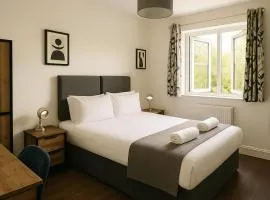Modern Rooms - Contractors & Families - 5 mins to Cambridge City Centre - Near University & Free Parking by Luxiety Stays