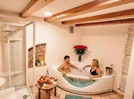 NEW Luxury Jacuzzi Suite - 100sqm Historic Center - 50m from Parking