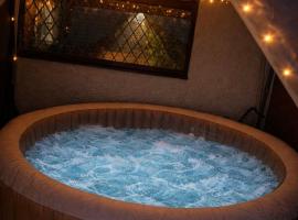 Alton Towers & Foxtail Barns & Oak Barns & Peak District, hotel in Wetleyrocks