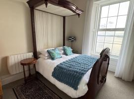 Anns Sea View Suite، فندق في كوب