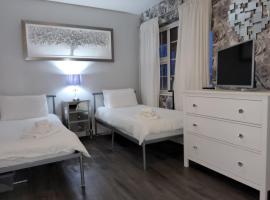Dernvale House -Double Room - sleeps 2، فندق في Mullinderg