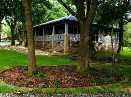 Charming Country Cabin with Self Check In, hotel em Irvington