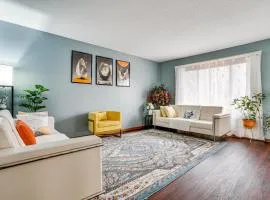 Deck and Outdoor Dining! Spacious St Paul Getaway