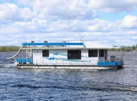Luxury FlyBridge Houseboat - Captain Choice - Premium Wilderness Cruising - High Internet Speed - HB14, hotel u gradu Babbitt