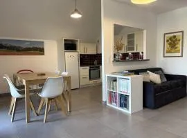 Appartement fonctionnel avec balcon, à 10 min du centre, parking gratuit, idéal pour 5 personnes - FR-1-548-3