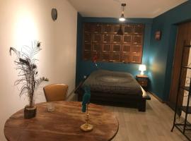 Chambre et salle de bain privative, hótel í Bellac