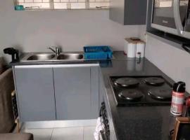 Cellnstay Accommodation, hotel di Roodekrans