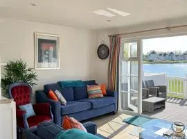 Lakefront Lodge w SUP & Fishing Access Cotswolds