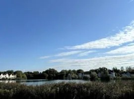 Lakeside Lodge w Paddleboard Near Cirencester