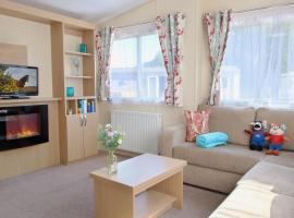 Forest Edge Statement 2 Bedroom Caravan, Hotel in Saint Leonards