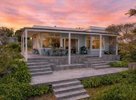 Pat's Bach - Elevated Bay Views Over Little Oneroa