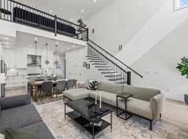 Modern Creekside Getaway, Hotel in Kelowna