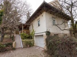 Különálló ház, ősfás, meditációra alkalmas kertben, saját kocsibeállóval, khách sạn ở Budaörs
