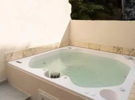 Apto Moneda 5 Colonial Charm Jacuzzi in the Heart of Cartagena