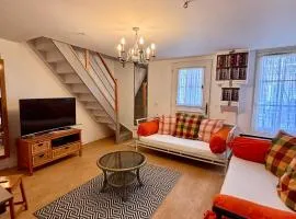 Maison de pêcheur située au pied du Monument Historique classé en 2020 le pont Colbert Maison à deux pas du centre ville Maison familiale