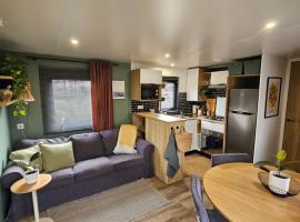 4 Persoons Chalet in het Drents Friese Wold Camping de Reeënwissel: Hoogersmilde şehrinde bir otel