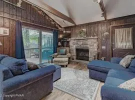 Inn Harmony- Cabin with Game Room Hot Tub Firepit