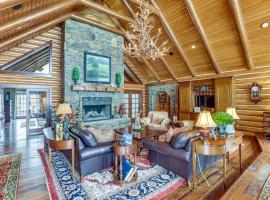 Home Theater, Gym and Hot Tub Luxe Versailles Home!، فندق في Versailles