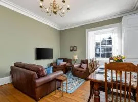 Elegant 3 Bed Apartment in Stirling Near Free Parking and Hill Views