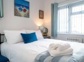 The Little Blue House by Sheppey Stays -Cosy 2BR Blue House - Near Docks with Parking