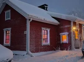 Tunnelmallinen mökki saunalla