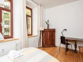 Künstlerzimmer in der Häselburg - das Abstrakte mit Badewanne