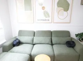 NomadiQ - Walk to Airport, 5 min to Downtown 01