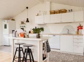 Lyst Skønt Sommerhus I Løkken, хотел в Локен